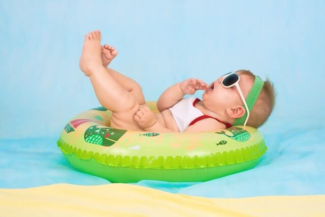 Babyschwimmen - Baby in Schwimmreifen