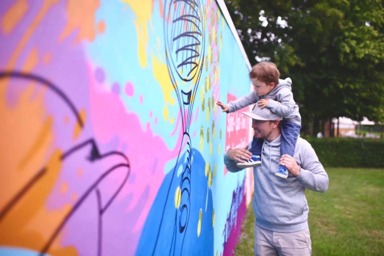 papa-podcasts-hugo-richard-wand-graffiti-mikrofon