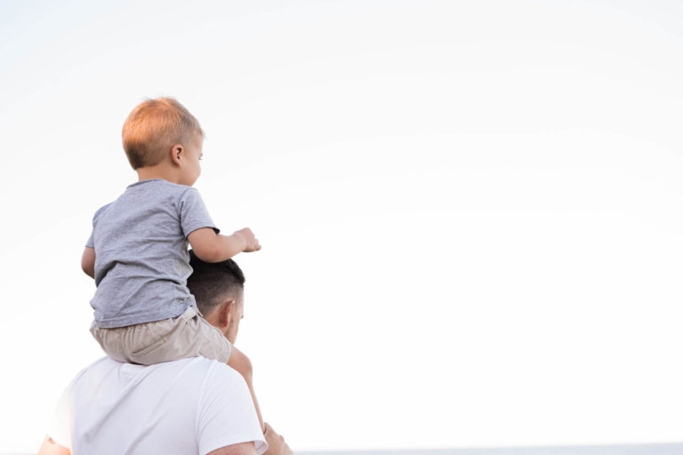 Elternzeit - Header Grafik - Vater mit Sohn auf den Schultern
