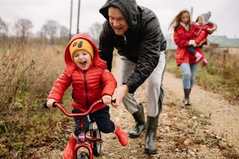 Fahrradfahren lernen - Header Grafik - Vater hilft Kind beim Rad fahren