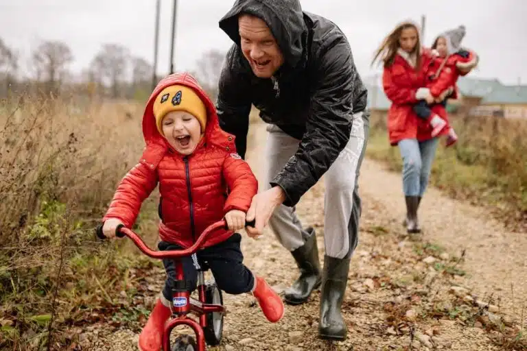 Fahrradfahren lernen - Header Grafik - Vater hilft Kind beim Rad fahren