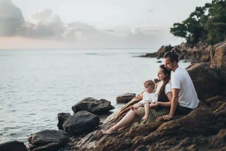 Familienvorsorge Verti – Header Grafik Eltern mit Kind am Meer