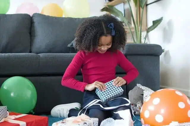 Geschenke für Kinder - Mädchen packt Geschenke aus