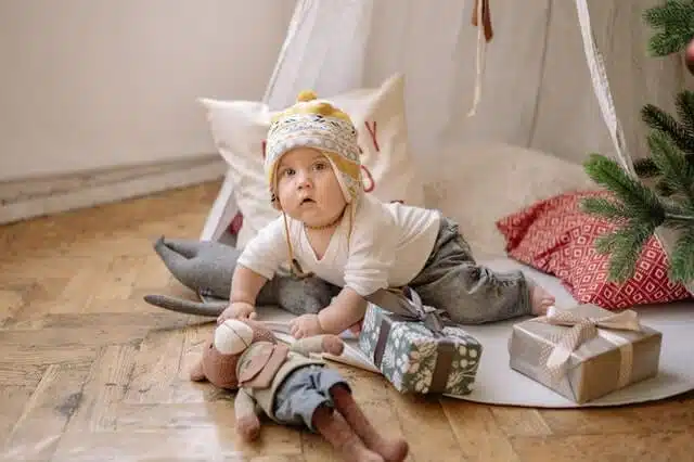 Geschenkideen zum 1. Geburtstag - Baby mit Geschenken