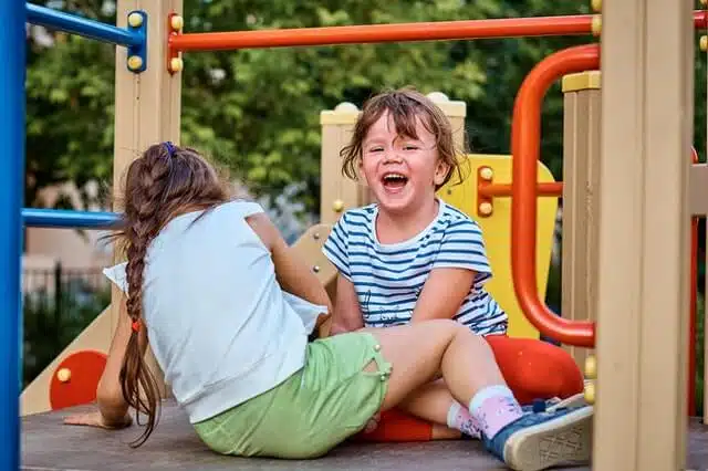 Outdoor Spielgeräte Kinder - zwei Mädchen auf Spielturm