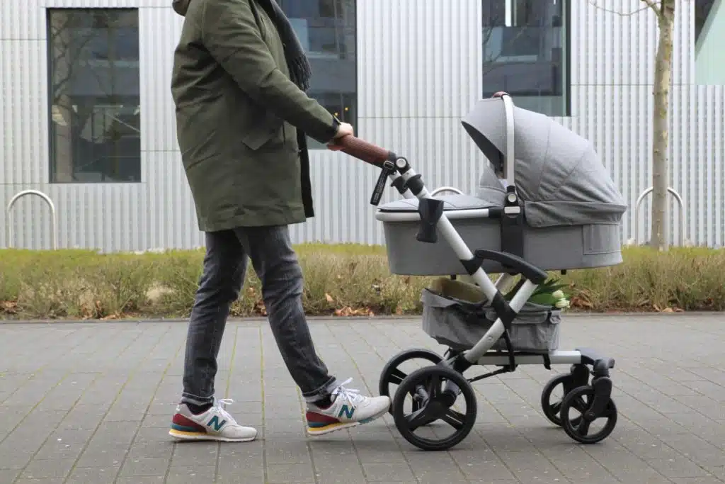 Kinderwagen bonavi 2.0 - Vater schiebt Baby in Stroller