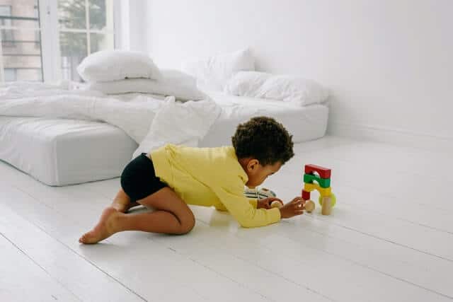 Windelfrei Eltern Ratgeber - Junge spielt in Unterhose mit Bausteinen