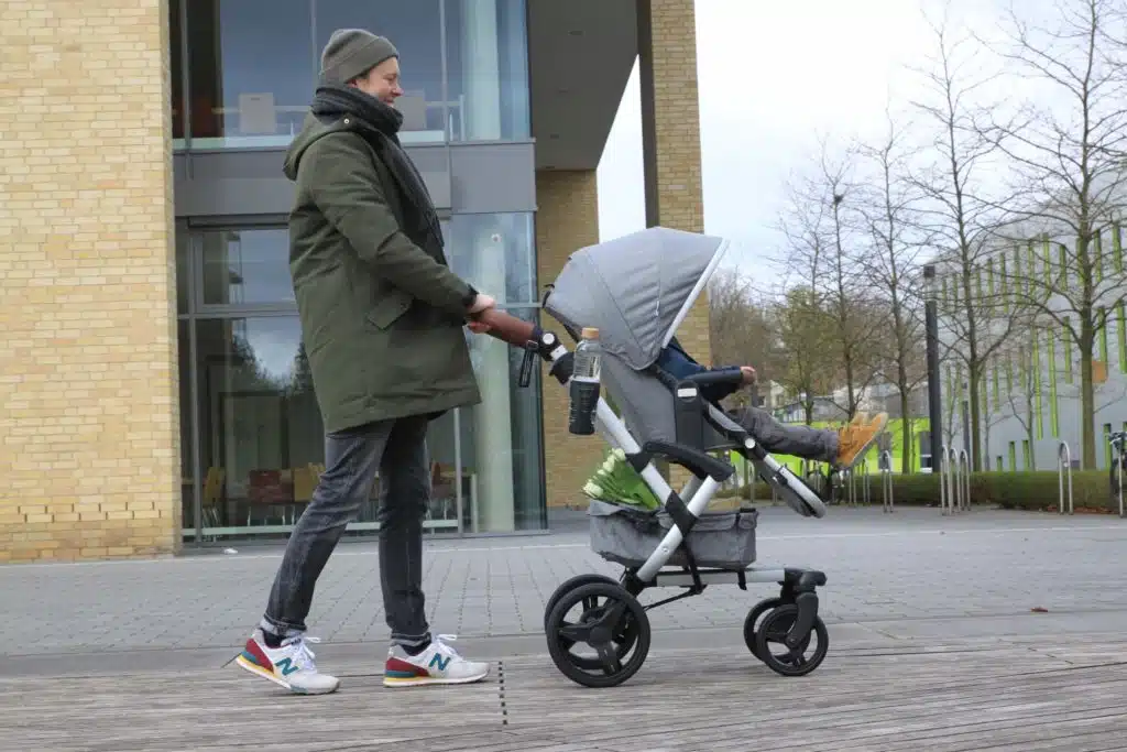 bonavi 2.0 Kombi-Kinderwagen - Vater mit Sohn im Sportaufsitz