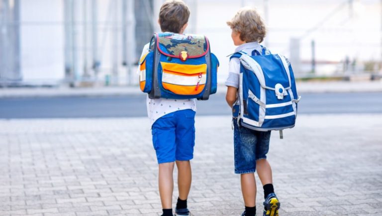 schulranzen-top-5_2-jungen-mit-kinderranzen