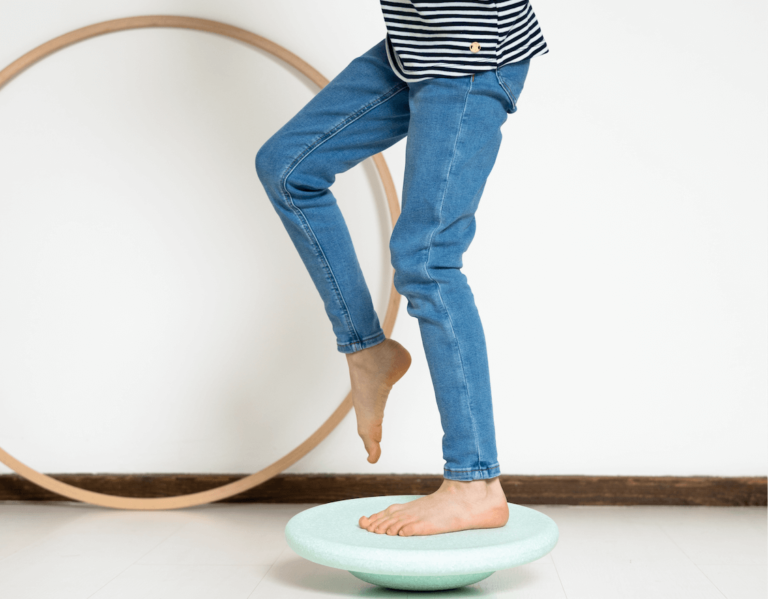 Stapelsteine Balance Board - Kind balanciert auf Balance Board mint von Stapelsteine