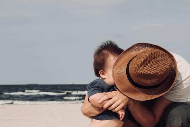 Achtsamkeit - Vater mit Sohn am Strand