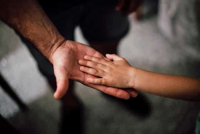 Vater-Sohn-Bindung - Hand von Sohn in Hand vom Vater