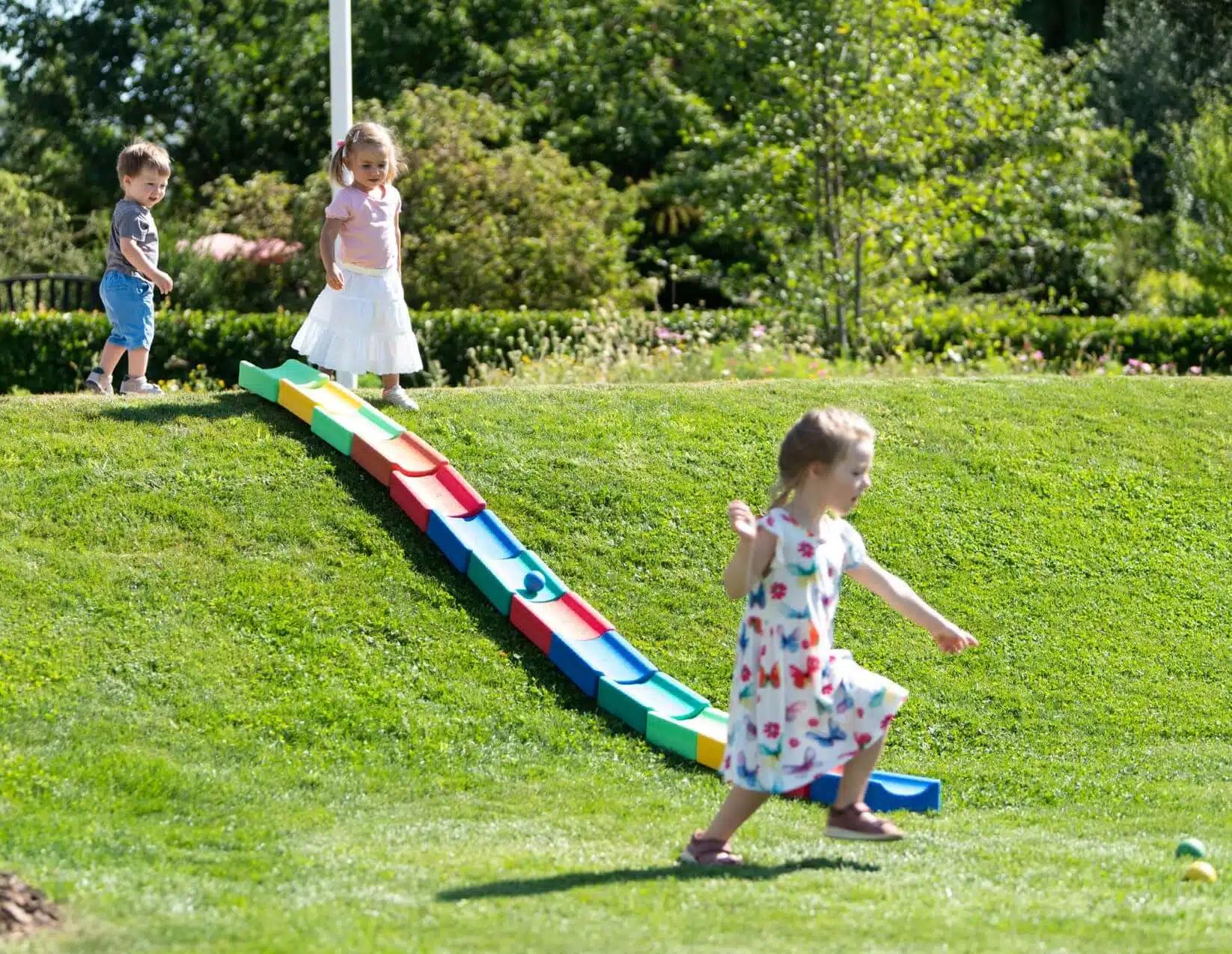 Spielsteine KreativSteine Ballrutsche und 3 Kinder auf Wiese