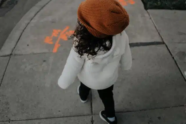 Beanies für Kinder - Mädchen mit Beanie auf Straße