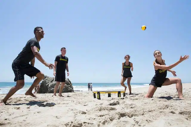 erwachsene_spielen_spikeball_am_strand