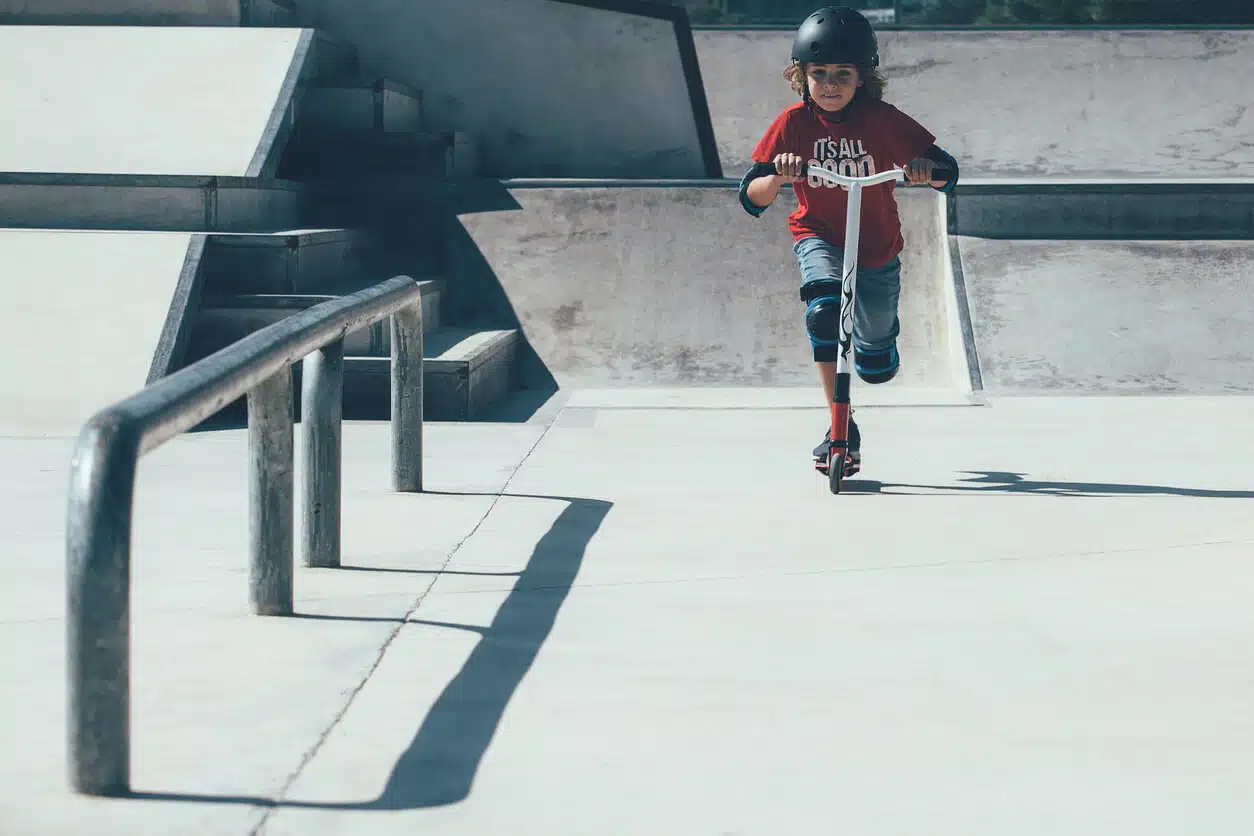 kinderroller-test_junge-mit-tretroller-auf-skateplatz