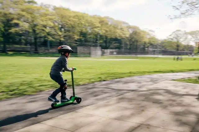 tretroller_junge-auf-kinderroller