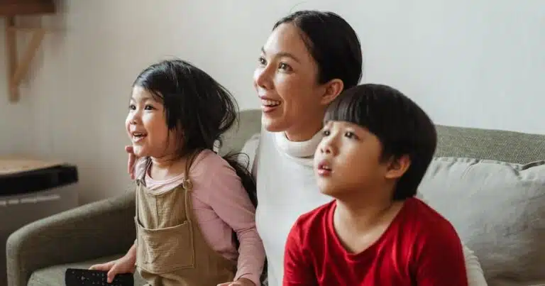 mutter-mit-kindern-schauen-lustige-kinderfilme