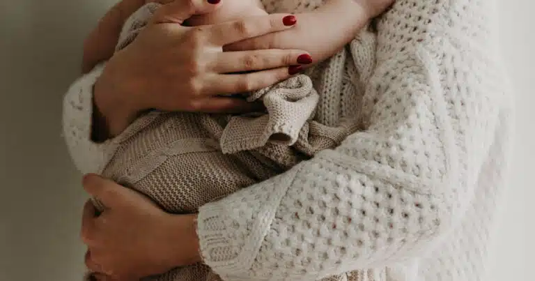 co-parenting_baby-auf-arm-von-mutter