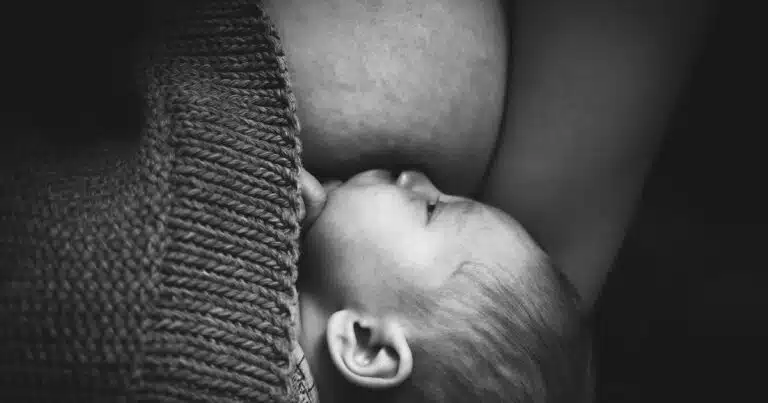 muttermilch-cover_baby-trinkt-an-brust