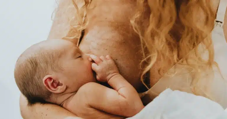 stillen-unterwegs-cover_mutter-stillt-baby
