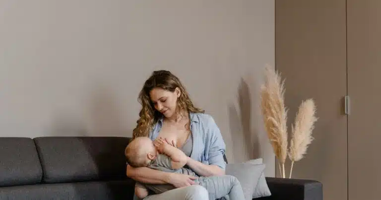 clusterfeeding_mutter-stillt-baby