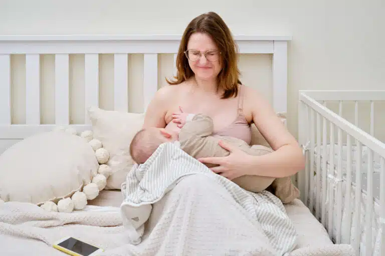 milchstau_mutter-hat-schmerzen-beim-stillen