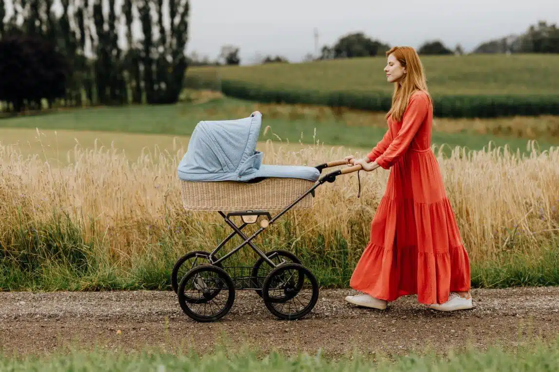 mutter-mit-kinderwagen-ida-von-naturkind-beim-spaziergang