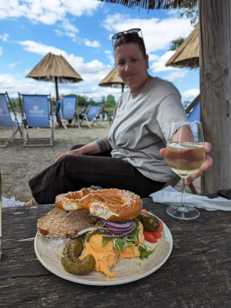 chiemsee-mit-kindern_brotzeit-am-see