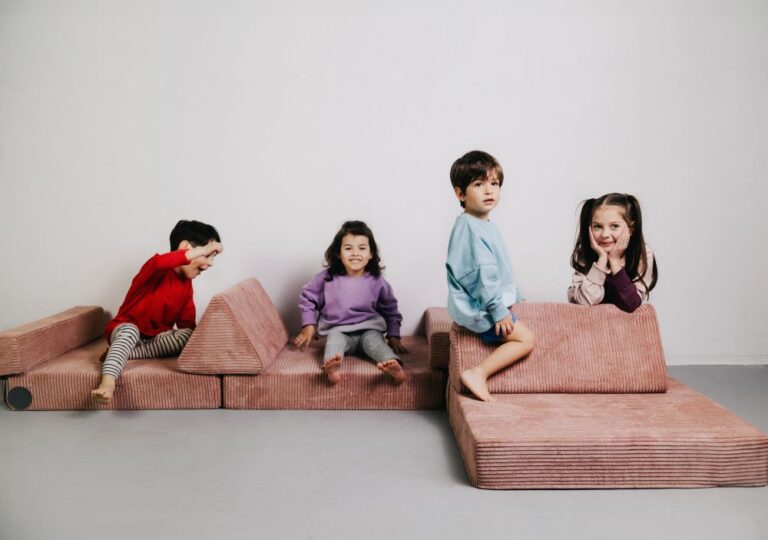 kinder-mit-wonderwuzz-spielsofa