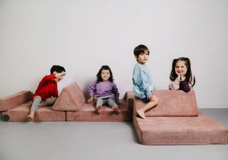 kinder-mit-wonderwuzz-spielsofa