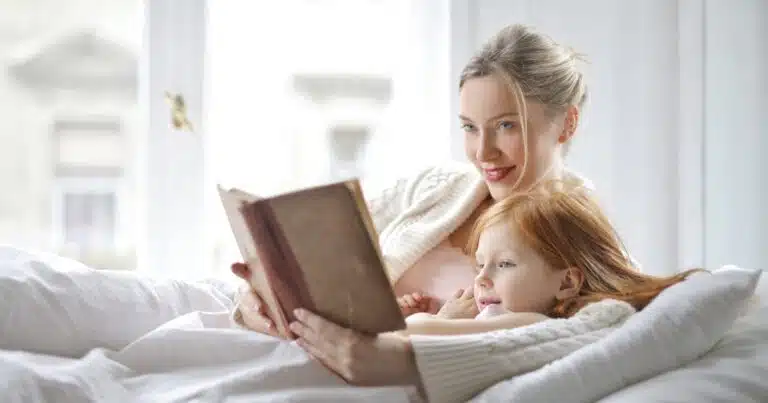 vorlesen-titelbild_mutter-und-tochter-mit-buch