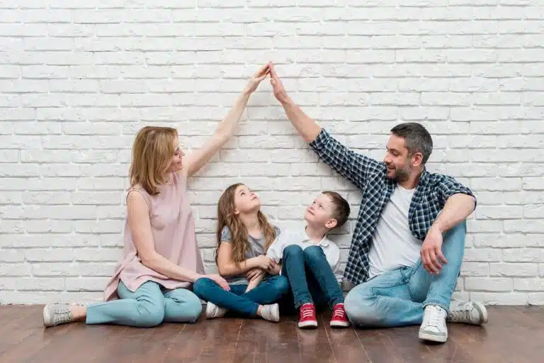 familiencampus-empowerment_eltern-mit-zwei-kindern