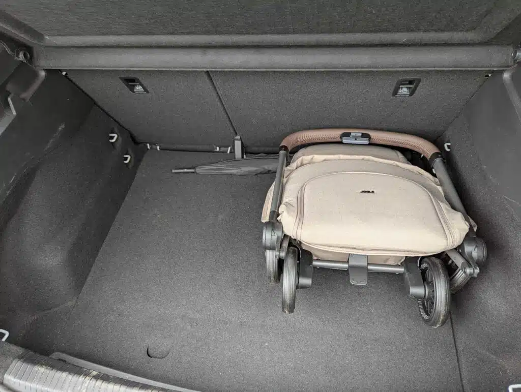 reisebuggy-joolz-aer2-zusammengeklappt-in-kofferraum