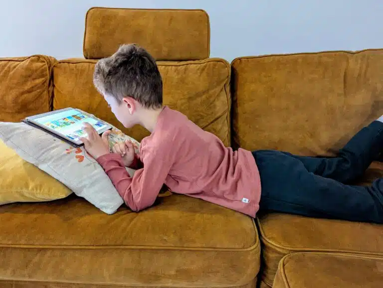 lylli-app-testbericht_titelbild_junge-auf-sofa-mit-tablet