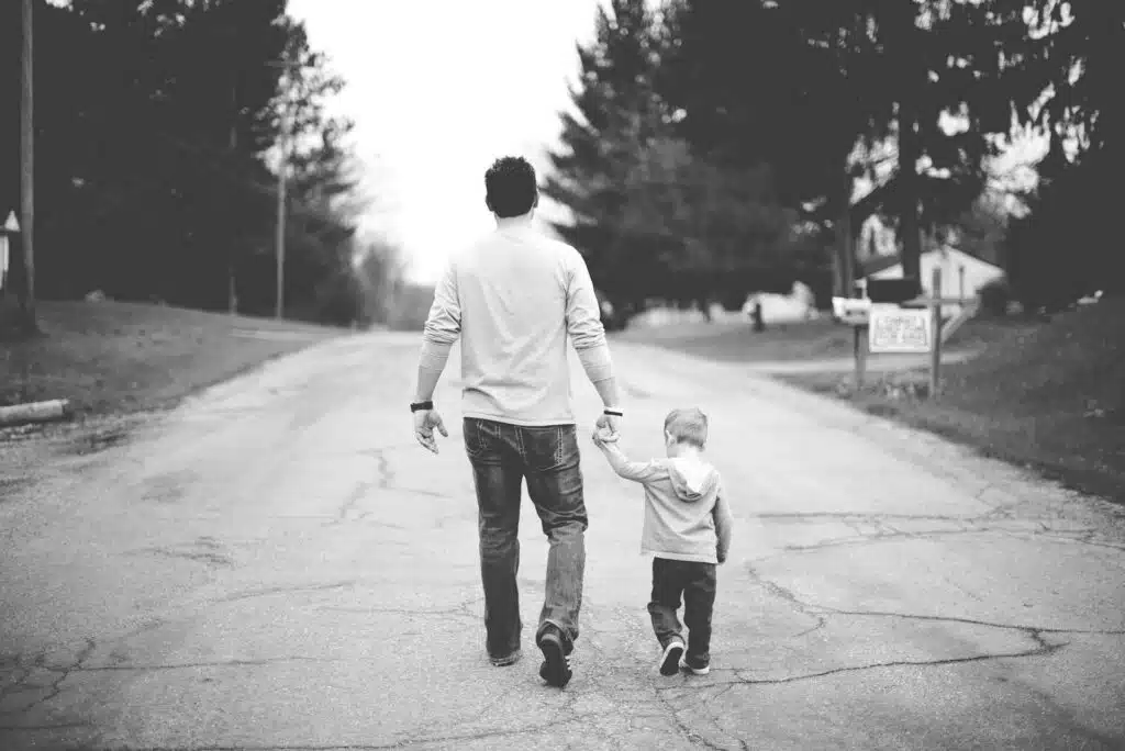 gleichberechtigte-elternschaft-titelbild_vater-mit-sohn-gehen-strasse-entlang