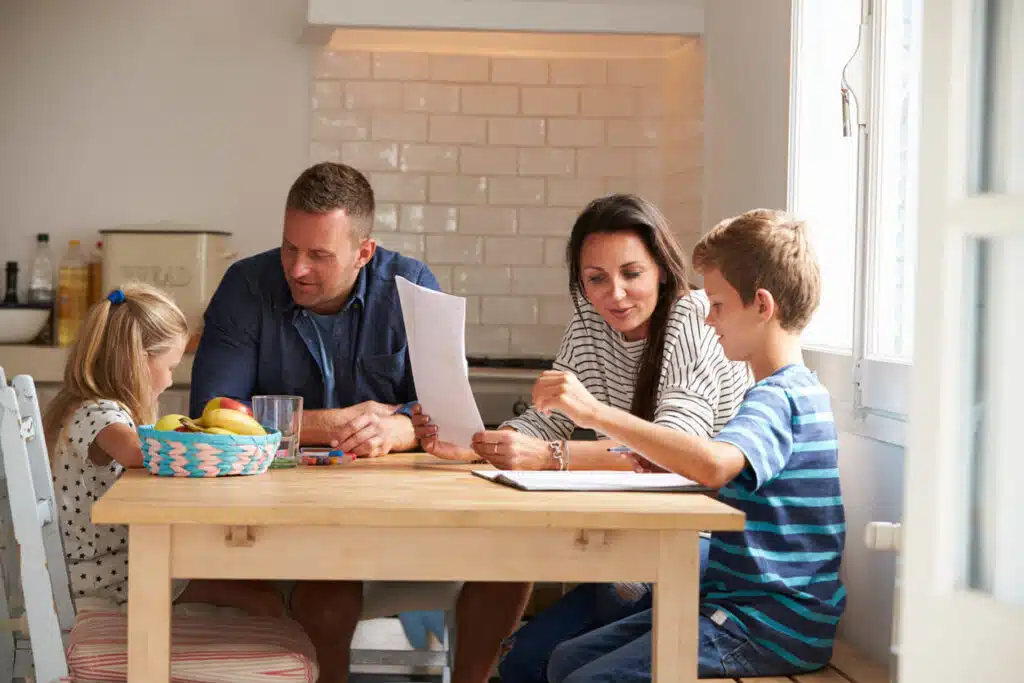 gleichberechtigung-im-alltag_eltern-mit-kindern-am-kuechentisch