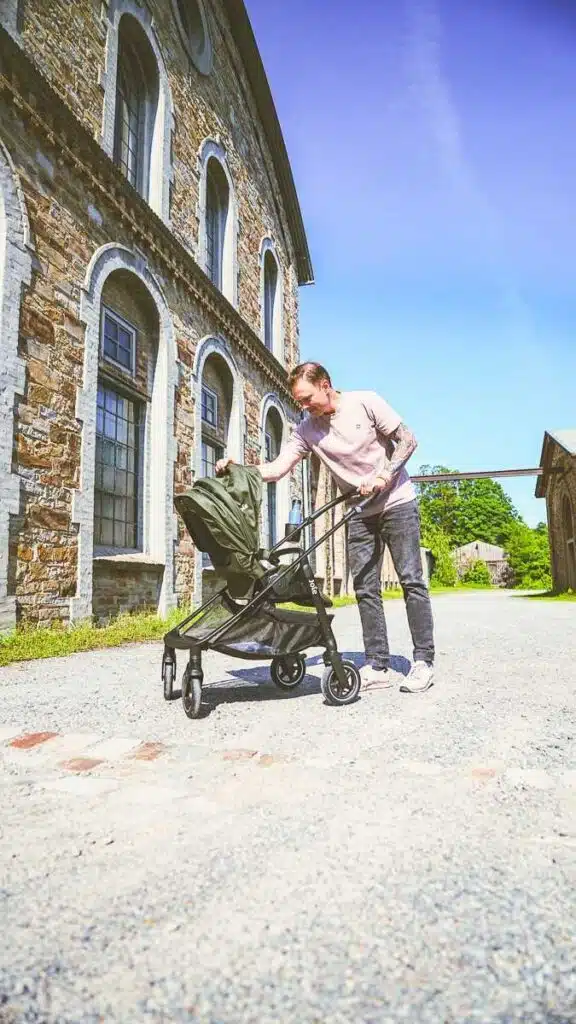richard-von-papammunity-mit-dem-joie-versadrift-kinderwagen