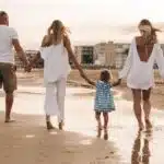 last-minute-urlaub_familie-am-strand_titelbild