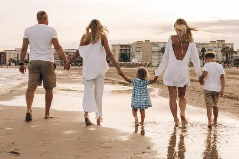 last-minute-urlaub_familie-am-strand_titelbild