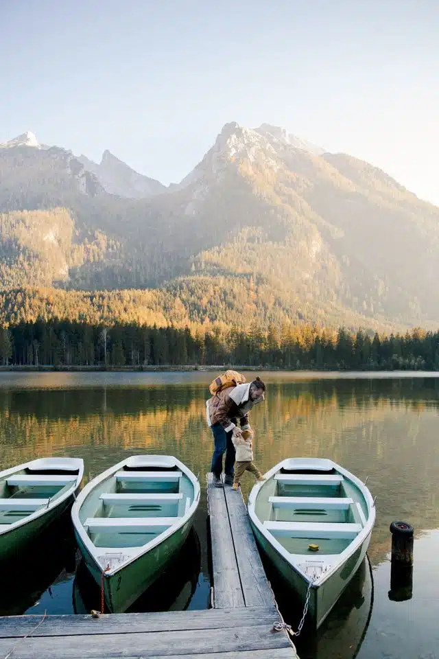 last-minute-urlaub_vater-mit-kind-am-see