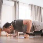 krafttraining-fuer-papas_titelbild_mann-macht-liegestuetze