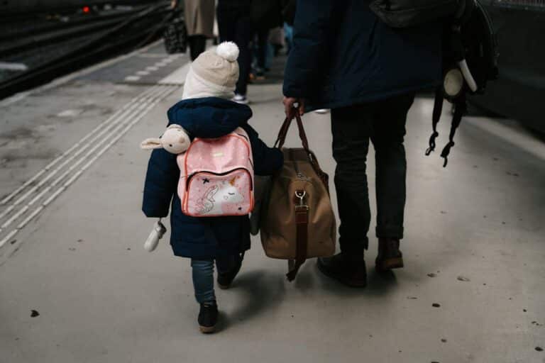 auslandskrankenversicherung-familie_kind-und-vater-am-bahnhof_titelbild