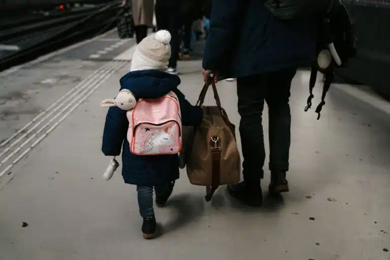 auslandskrankenversicherung-familie_kind-und-vater-am-bahnhof_titelbild