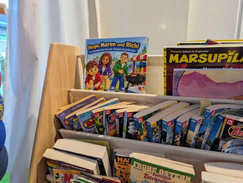 hugos-personalisierte-kinderbuch-mit-namen-im-buchregal