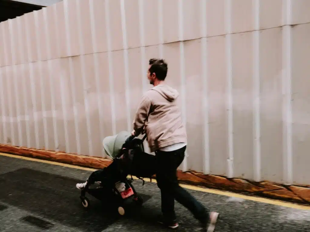 teilzeit-papa-schiebt-kinderwagen